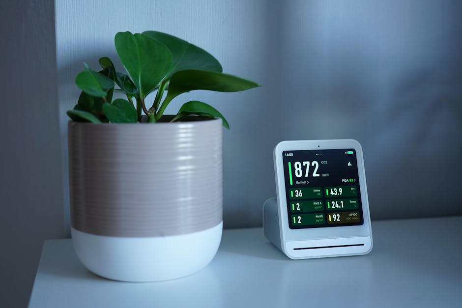 Een moderne luchtreiniger met fijnstoffilter in een woonkamer voor schonere lucht en betere ademhaling.