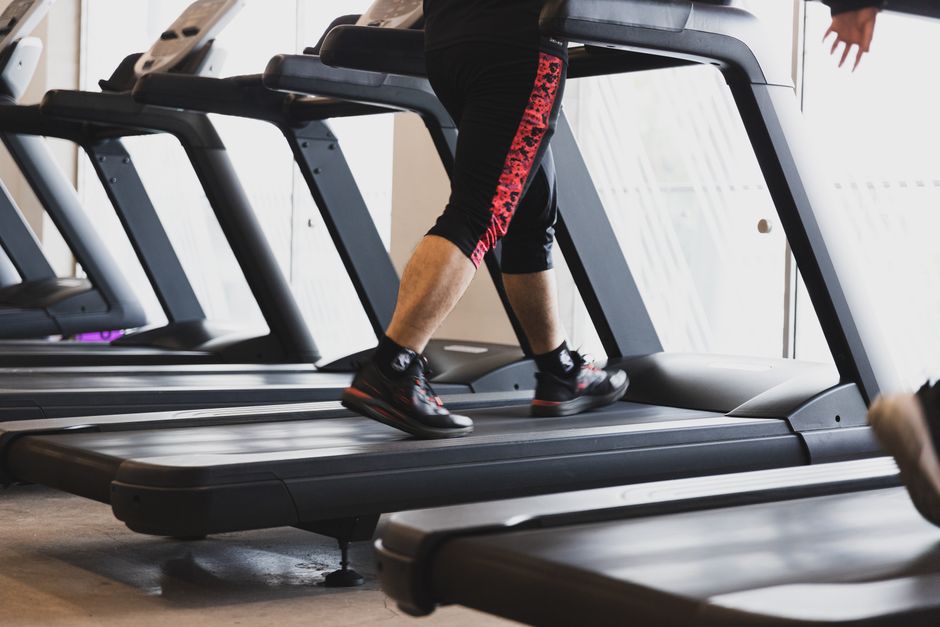 Vrouw die een loopband test in de sportschool, om fitnessdoelen te bereiken.