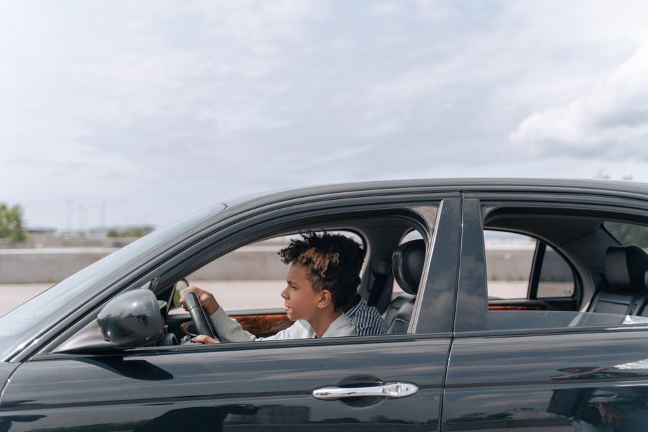 Jongere met een rijbewijs en een auto, op weg naar onafhankelijkheid op 17-jarige leeftijd in Nederland.